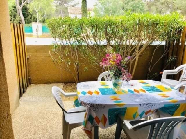 Sanary Sur Mer Appartement 30M2 T2 Avec Terrasse Piscine 10Min A Pied De La Plage Exteriör bild